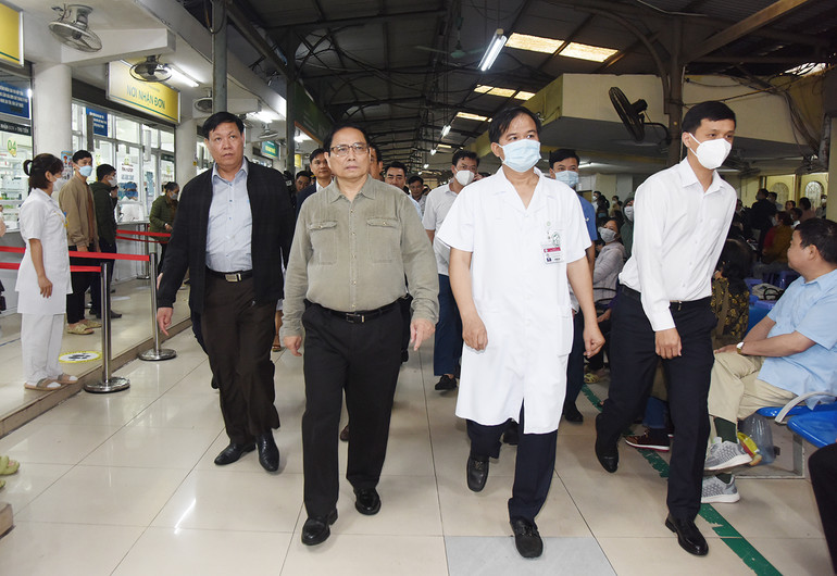 Thủ tướng Phạm Minh Chính kiểm tra tình hình đáp ứng vật tư y tế và thuốc men tại Bệnh viện Bạch Mai.