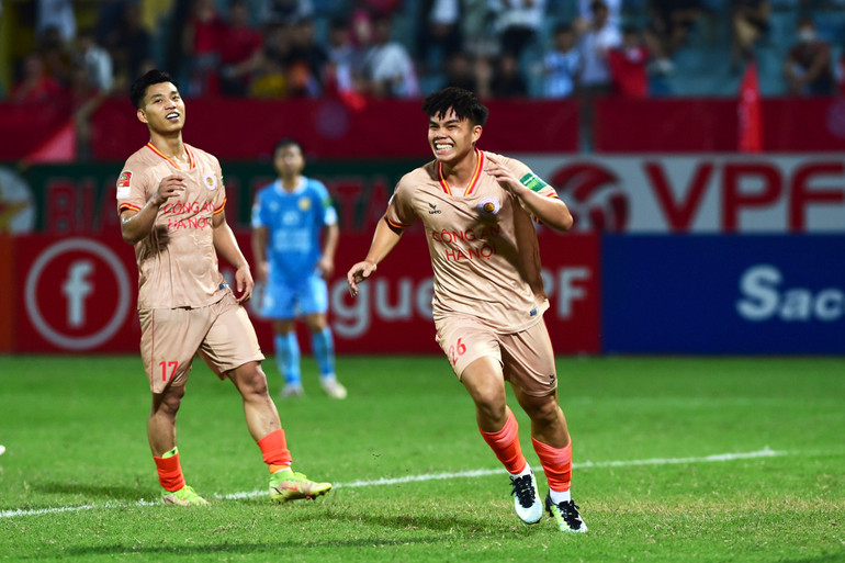 Văn Phương ấn định chiến thắng đậm 4-0 từ đường chuyền của Văn Hậu.