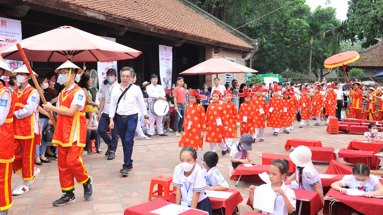 Nghi thức rước Trạng được tái hiện trang nghiêm và độc đáo. (Ảnh: HUY HOÀNG)