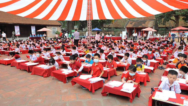 Quang cảnh đông vui của ngày hội. (Ảnh: HUY HOÀNG)