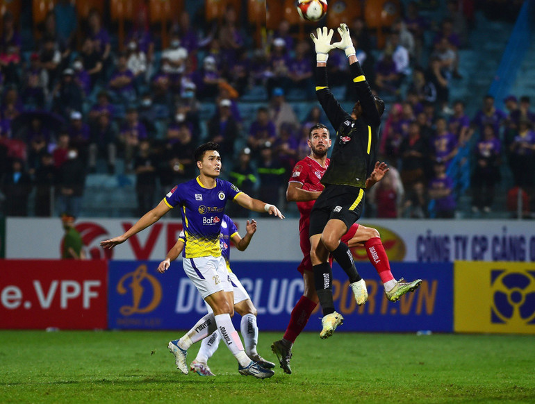 Càng về cuối trận đấu các cầu thủ Hải Phòng FC gia tăng sức ép lên cầu môn của thủ môn Tấn Trường.