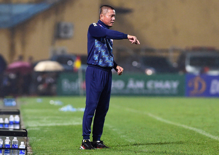 HLV Chu Đình nghiêm chỉ đạo các cầu thủ Hải Phòng.