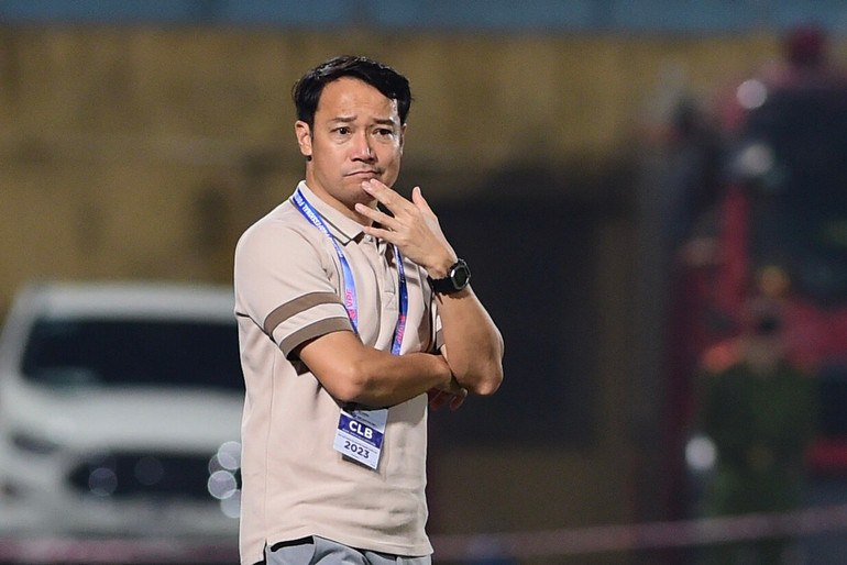 Nỗi buồn của HLV Vũ Hồng Việt (Nam Định) sau trận thua đậm.