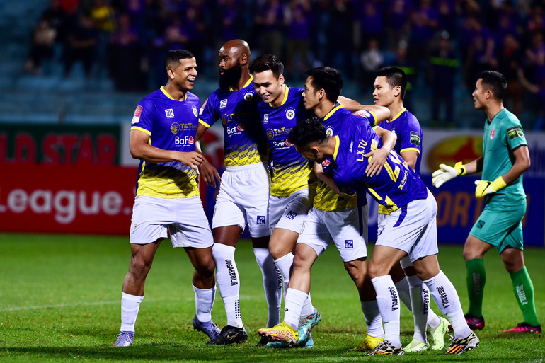 Các cầu thủ Hà Nội ăn mừng bàn thắng mở tỷ số cùng Văn Quyết.