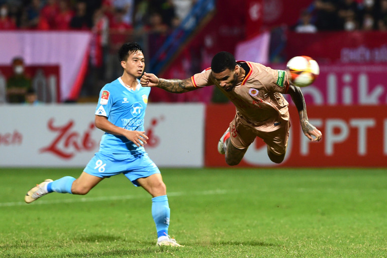 Ngoại binh Jhon Cley đánh đầu nâng tỷ số lên 3-0 cho Công an Hà Nội.