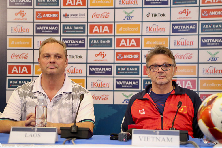 HLV Michael Weiss (trái) phát biểu tại buổi họp báo. (Ảnh: VFF)