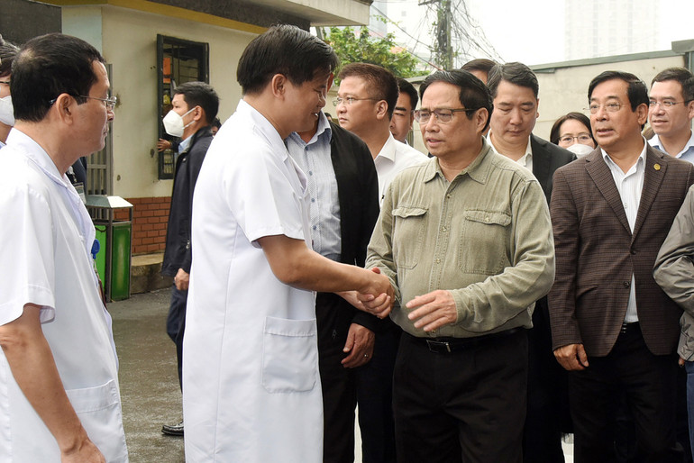 Thủ tướng Phạm Minh Chính kiểm tra, giao nhiệm vụ cho các y, bác sĩ Bệnh viện Bạch Mai.