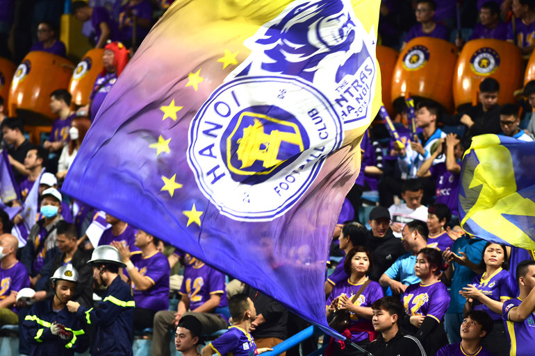 Hội cổ động viên Hà Nội tới sân Hàng Đẫy "tiếp lửa" cho đội nhà.