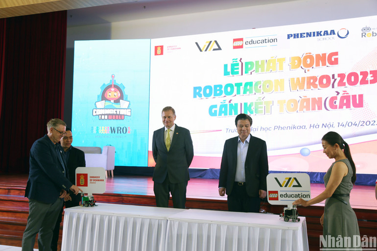 Các đại diện của Bộ Giáo dục và Đào tạo và Đại Sứ quán Đan Mạch cùng phát động cuộc thi ROBOTACON WRO 2023.