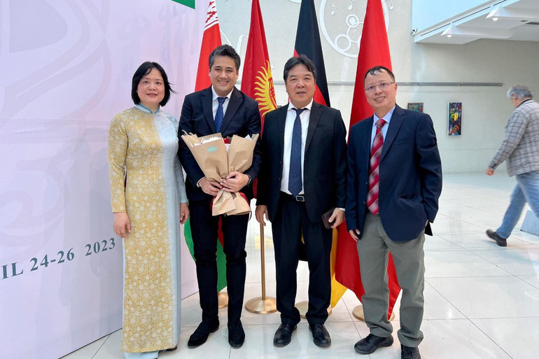 Đại sứ đặc mệnh toàn quyền Việt Nam tại Kazakhstan bà Phạm Thái Như Mai (trái) tặng hoa cho NSƯT Bùi Công Duy.