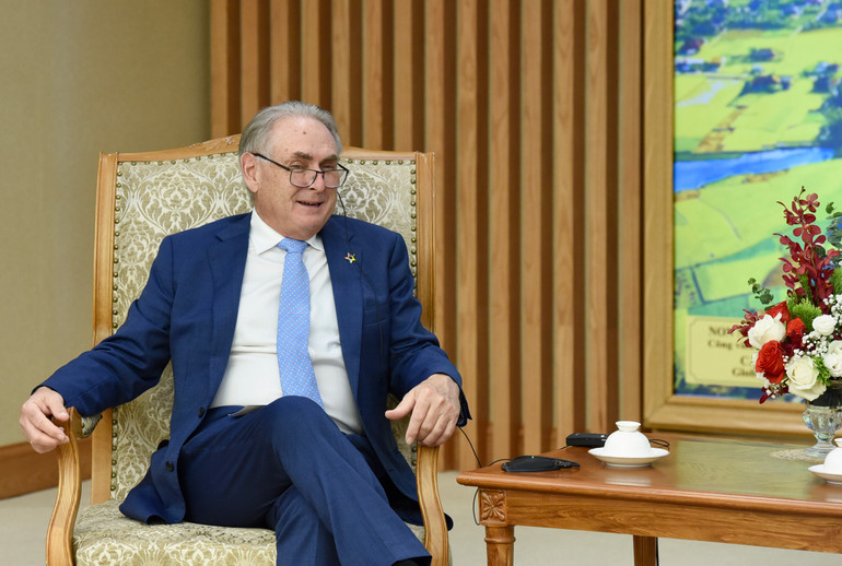 Bộ trưởng Thương mại và Du lịch Australia Don Farrell phát biểu tại buổi gặp với Thủ tướng Phạm Minh Chính.