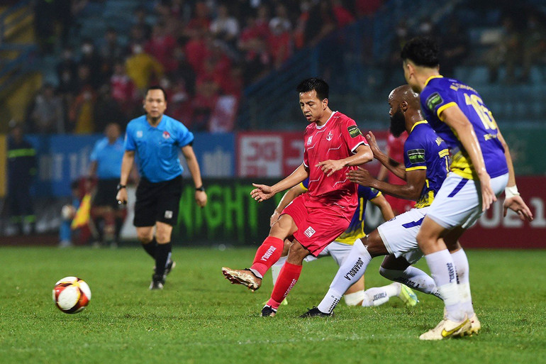 Một số tình huống nguy hiểm được các cầu thủ áo đỏ tạo ra.