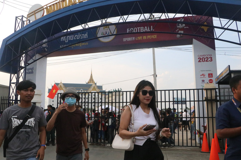 Các cổ động viên nhanh chóng làm thủ tục vào sân.