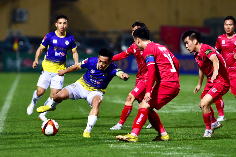 Nỗ lực kiểm soát bóng.