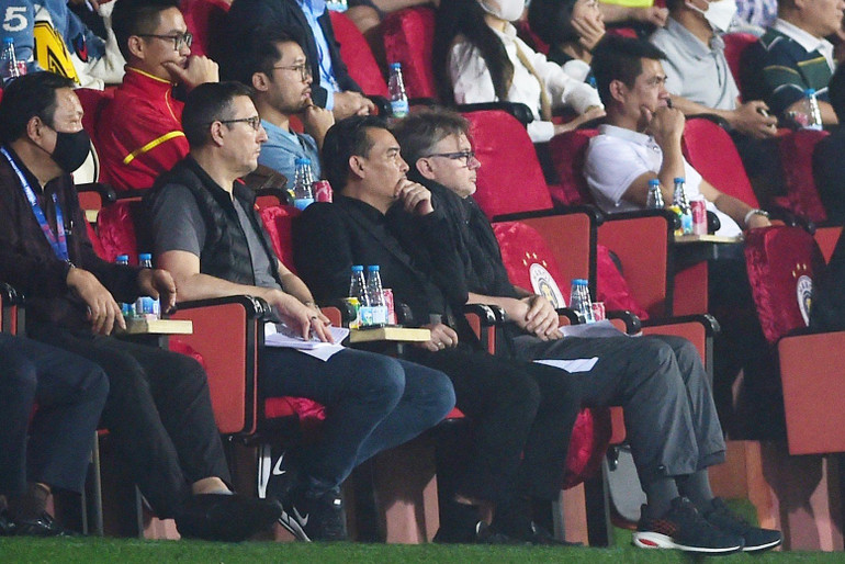 HLV Philippe Troussier của đội tuyển Việt Nam và U23 Việt Nam dự khán trận đấu.
