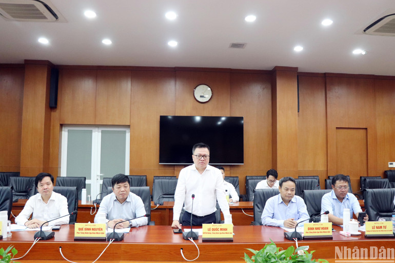 Đồng chí Lê Quốc Minh, Ủy viên Trung ương Đảng, Tổng Biên tập Báo Nhân Dân, Phó Trưởng Ban Tuyên giáo Trung ương, Chủ tịch Hội Nhà báo Việt Nam phát biểu tại buổi làm việc.