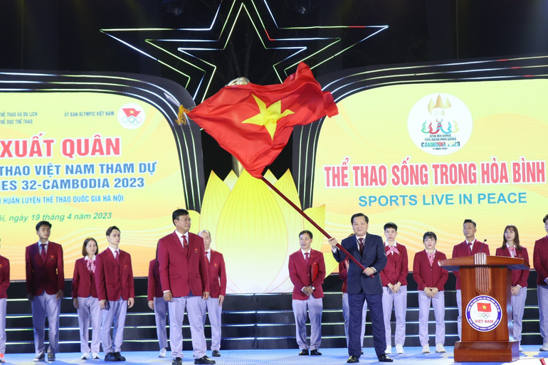 Phó Thủ tướng Lê Minh Khái phất cờ chào mừng Lễ xuất quân. Phó Thủ tướng Lê Minh Khái phất cờ chào mừng Lễ xuất quân.