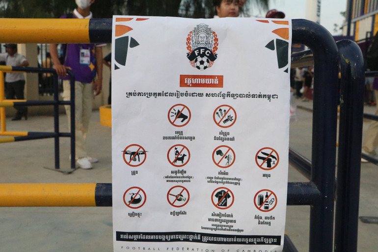 Những đồ vật không được mang vào sân vận động.