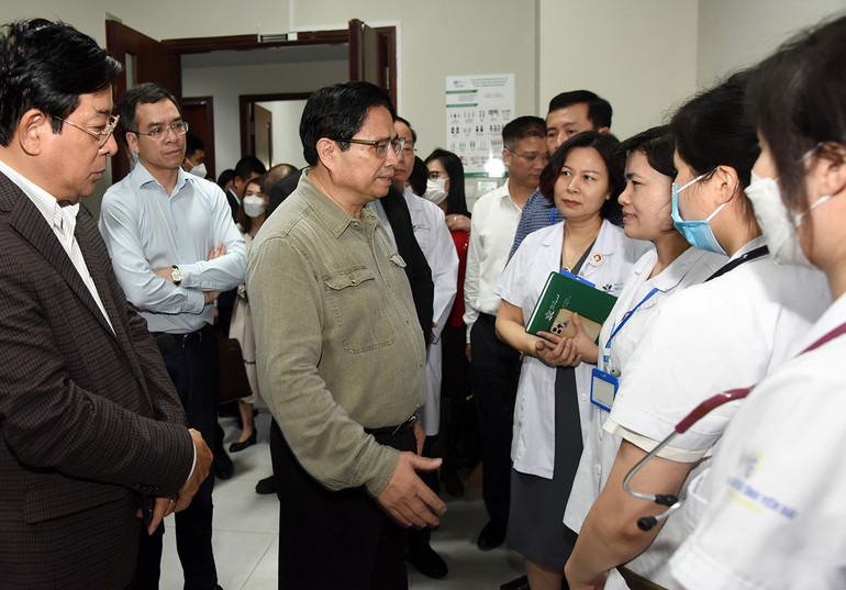 Thủ tướng hỏi thăm cán bộ đang công tác tại Bệnh viện Nhi Trung ương.