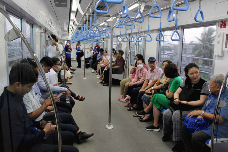 Hành khách có trải nghiệm thú vị khi đi trên tuyến metro Bến Thành-Suối Tiên.