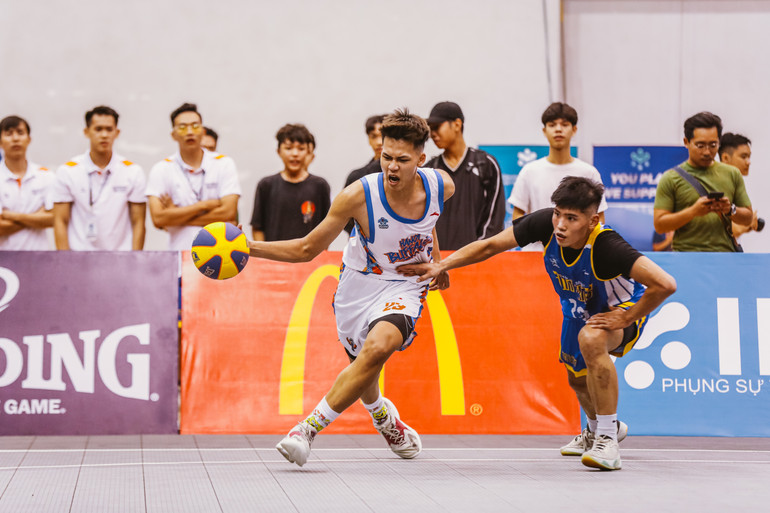 Đinh Toàn Quốc (áo trắng, Hanoi Buffaloes) dẫn bóng. (Ảnh: VBA) Đinh Toàn Quốc (áo trắng, Hanoi Buffaloes) dẫn bóng. (Ảnh: VBA)