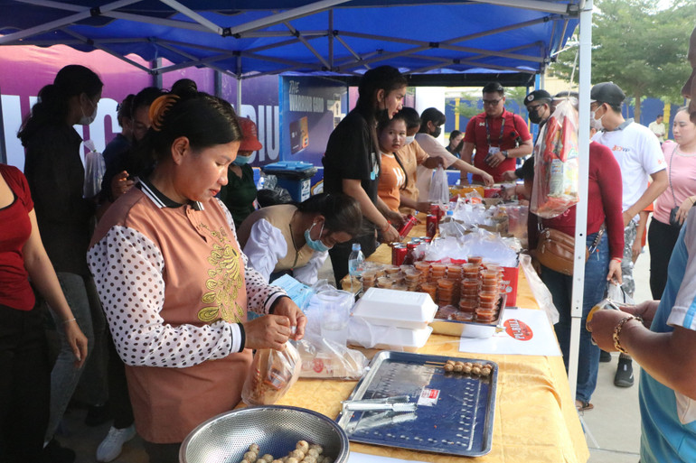 Khán giả tranh thủ mua đồ ăn trước khi trận đấu bắt đầu.