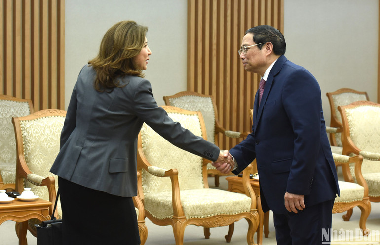 Thủ tướng Phạm Minh Chính đón các thành viên đi cùng Bộ trưởng Ngoại giao Cộng hòa Áo Alexander Schallenberg.