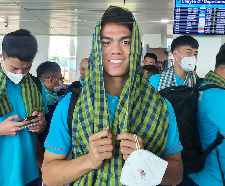 Khuất Văn Khang thích thú với khăn rằn truyền thống của Campuchia.