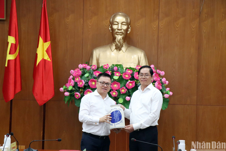 Đồng chí Lê Quốc Minh tặng quà tỉnh Bà Rịa-Vũng Tàu.