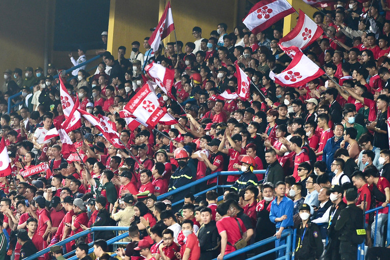 Cổ động viên Hải Phòng lấp kín khán đài sân Hàng Đẫy.