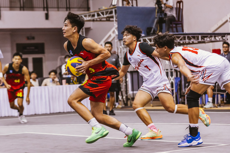 U20 Saigon Heat (áo đỏ) chiến thắng U20 Thang Long Warriors để giành vé vào tứ kết. (Ảnh: VBA)