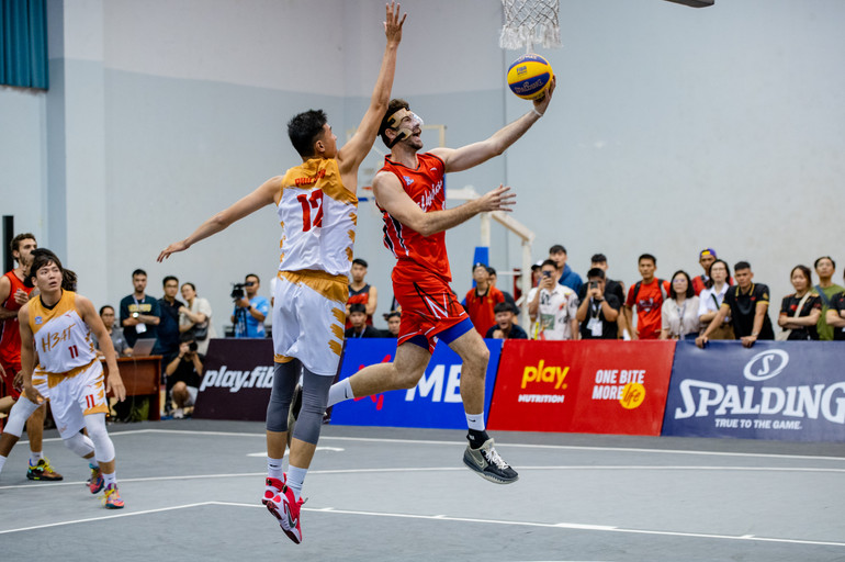 Martinez Carlos (Thang Long Warriors) lên rổ trong sự bất lực của cầu thủ Saigon Heat. (Ảnh: VBA)