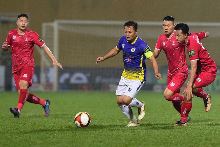 Cuối trận đấu cầu thủ Thành Lương được tung vào sân thay cầu thủ Văn Quyết.