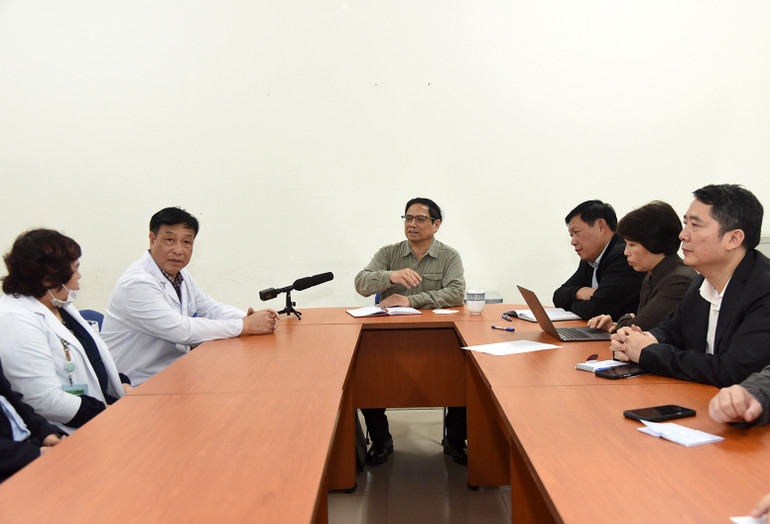 Thủ tướng Phạm Minh Chính kiểm tra, làm việc với Bệnh viện Bệnh Nhiệt đới Trung ương về tình tình thuốc và vật tư y tế.