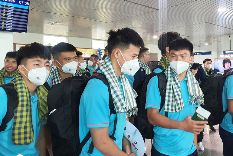 U22 Việt Nam được hãng hàng không Angkor Air tặng khăn Krama truyền thống của người Khmer.