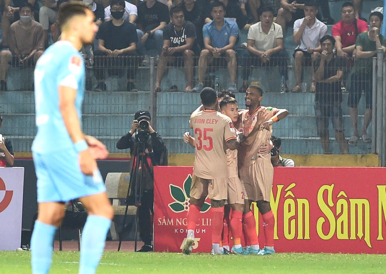 Các cầu thủ Công an Hà Nội ăn mừng bàn thắng mở tỷ số của Xuân Nam ở phút 11.