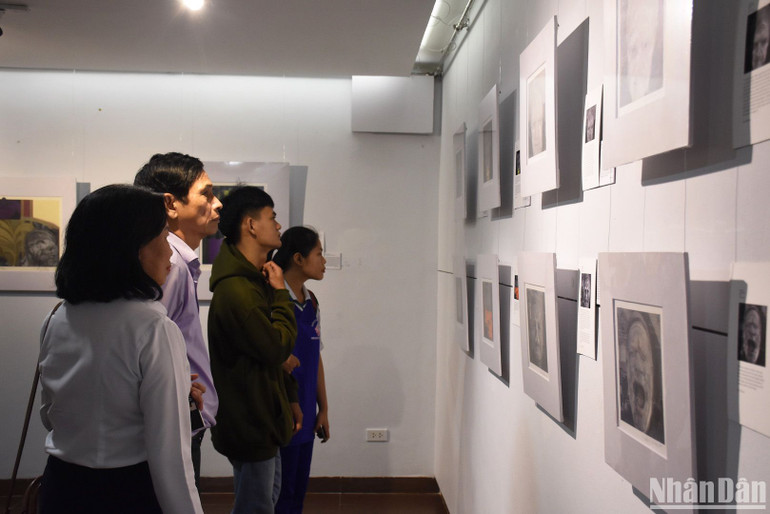 Triển lãm để lại nhiều ấn tượng trong lòng công chúng đam mê hội họa tại Đà Nẵng. Triển lãm để lại nhiều ấn tượng trong lòng công chúng đam mê hội họa tại Đà Nẵng.