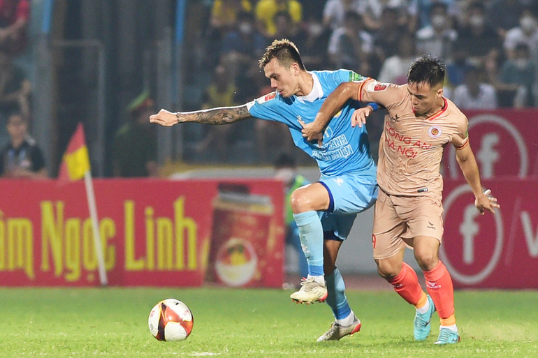 Nỗ lực tranh quyền kiểm soát bóng.