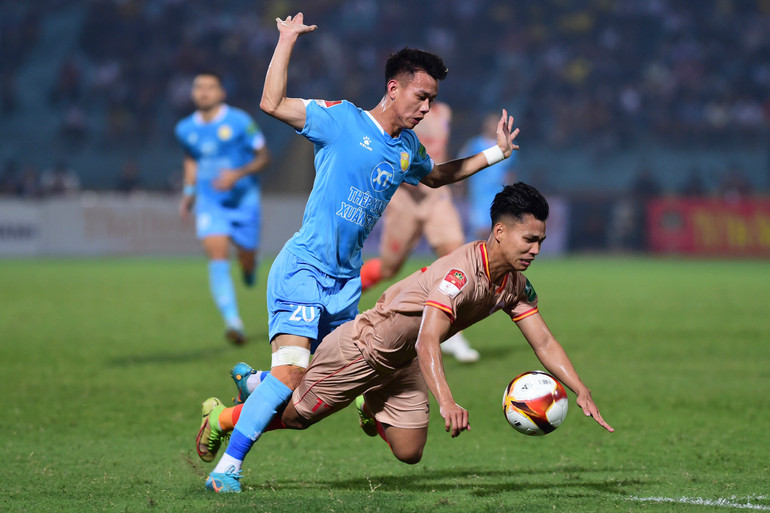 Các cầu thủ không ngại va chạm khu vực giữa sân.