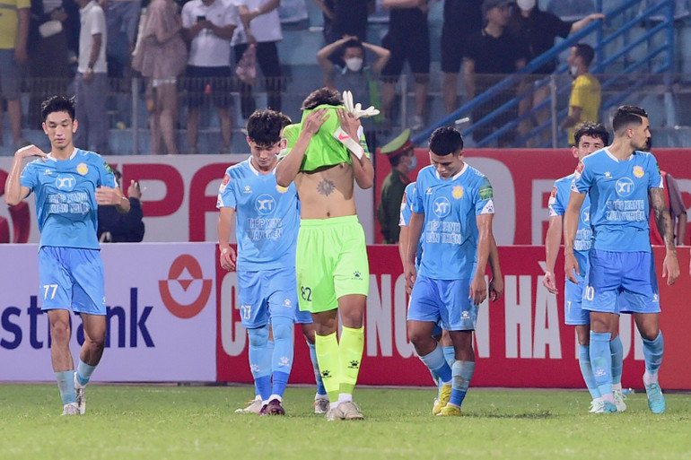 Nhưng thời gian còn lại là không đủ, Nam Định chấp nhận thua Công an Hà Nội 0-4, qua đó đứt mạch bất bại sau 6 vòng đầu V-League.