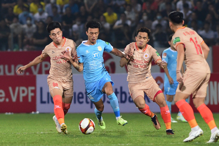 Trận đấu quyết liệt ngay từ những phút đầu bóng lăn.