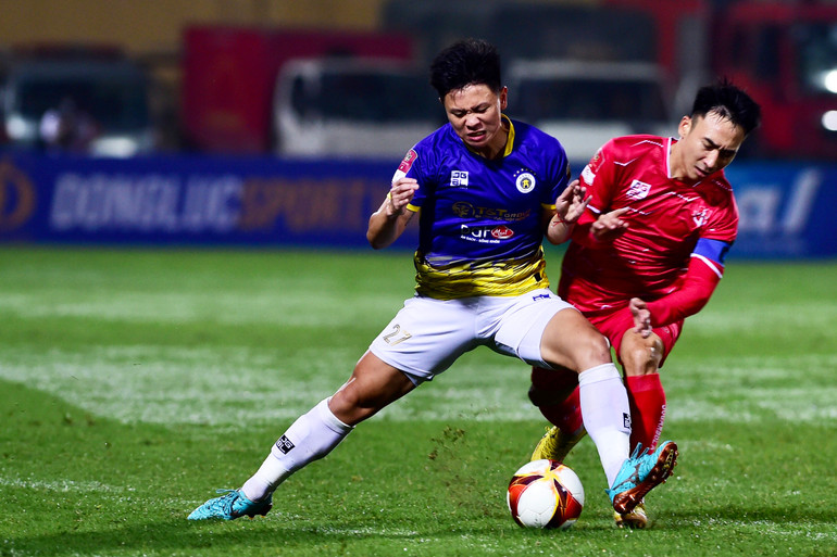 Hai đội đều muốn giành 3 điểm từ đối phương nên thể hiện lối đá áp sát nhanh.