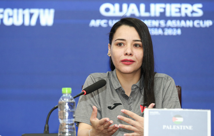Huấn luyện viên U17 nữ Palestine phát biểu tại buổi họp báo. (Ảnh: VFF) Huấn luyện viên U17 nữ Palestine phát biểu tại buổi họp báo. (Ảnh: VFF)