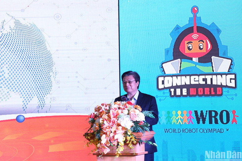 Thứ trưởng Giáo dục và Đào tạo Nguyễn Hữu Độ phát biểu khai mạc.