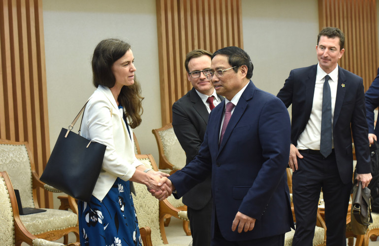 Thủ tướng Phạm Minh Chính tiễn các thành viên trong đoàn Bộ trưởng Thương mại và Du lịch Australia Don Farrell.