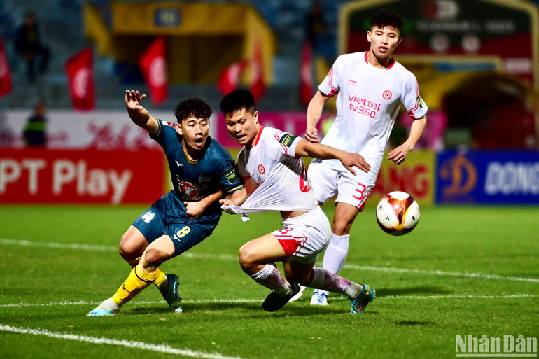 Minh Vương (số 8) để bóng chạm tay trong vòng cấm giúp Viettel gỡ hòa.