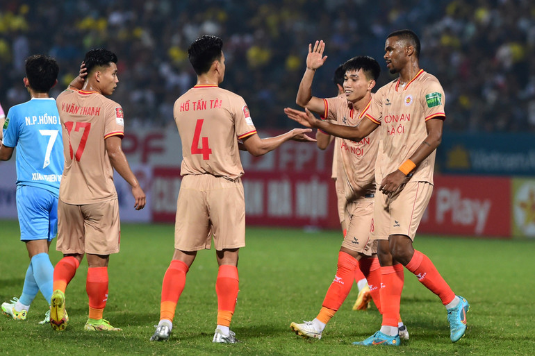 Lê Văn Đô ghi bàn thắng thứ hai cho Công an Hà Nội ở phút 58.