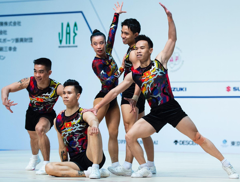 5 thành viên đội tuyển aerobic Việt Nam trình diễn. (Ảnh: MeloGym) 5 thành viên đội tuyển aerobic Việt Nam trình diễn. (Ảnh: MeloGym)