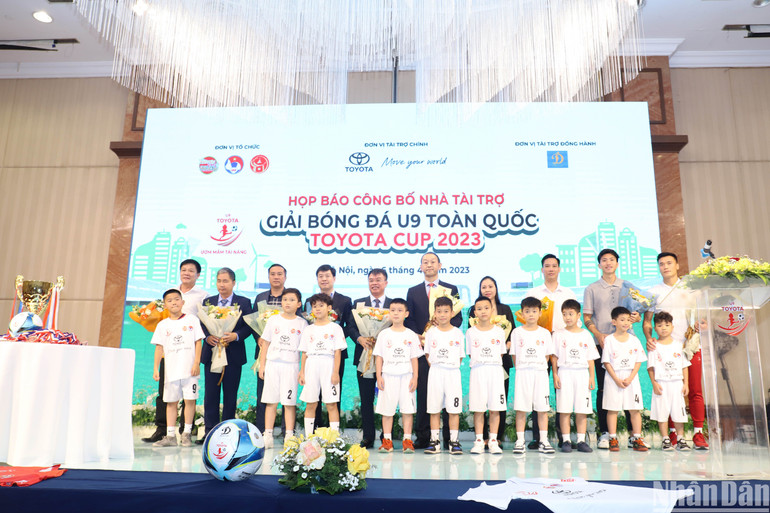 Các cầu thủ nhí chụp ảnh chung cùng các đại biểu tại chương trình họp báo. Các cầu thủ nhí chụp ảnh chung cùng các đại biểu tại chương trình họp báo.