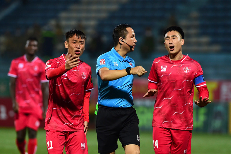 Các cầu thủ Hải Phòng thắc mắc với trọng tài về quả phạt 11m từ ngay phút thứ hai của trận đấu.